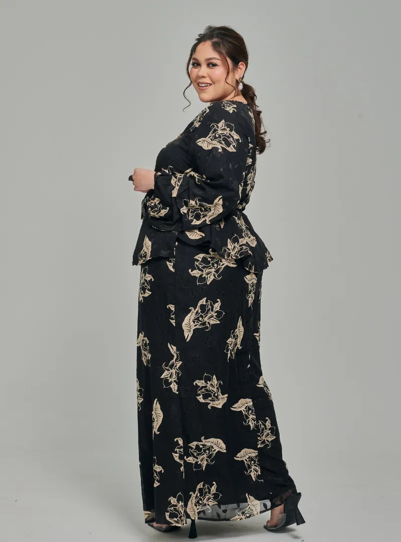 A woman dressed in Black Tun Khadeja Chiffon Wrap Kurung