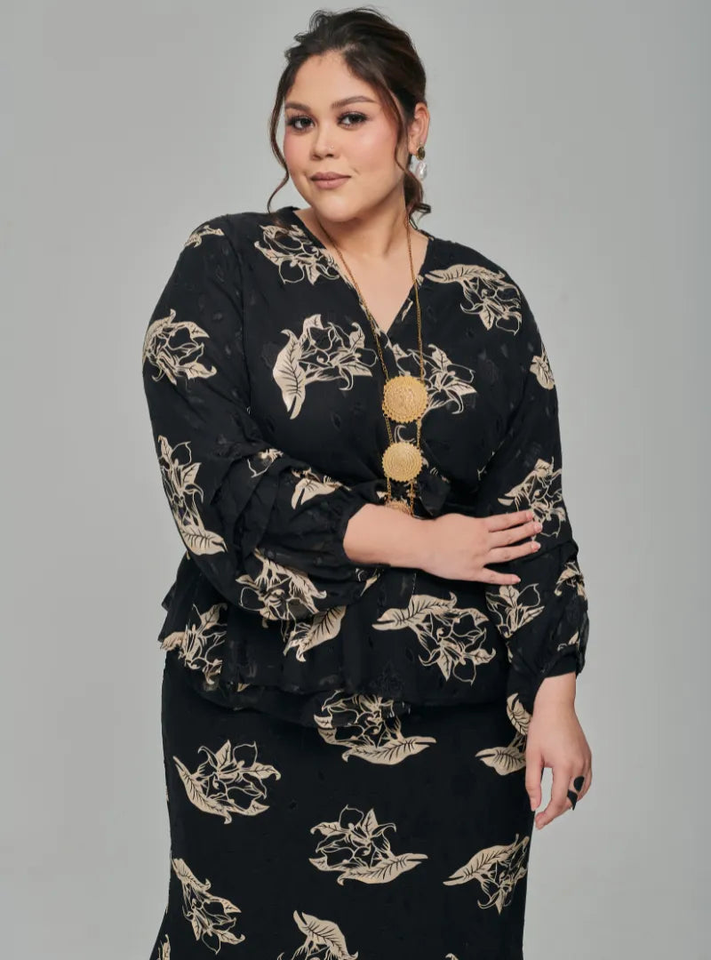 A woman dressed in Black Tun Khadeja Chiffon Wrap Kurung