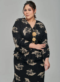 A woman dressed in Black Tun Khadeja Chiffon Wrap Kurung