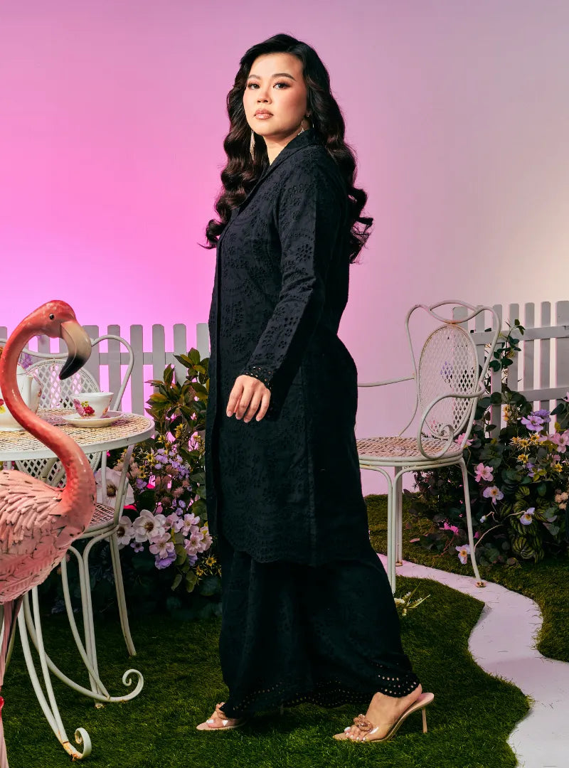 A woman dressed in Black Tun Sabrina Eyelet Kebarung