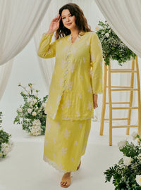 A woman dressed in Bomb Gold Tun Saloma Klasik Kebaya Kurung