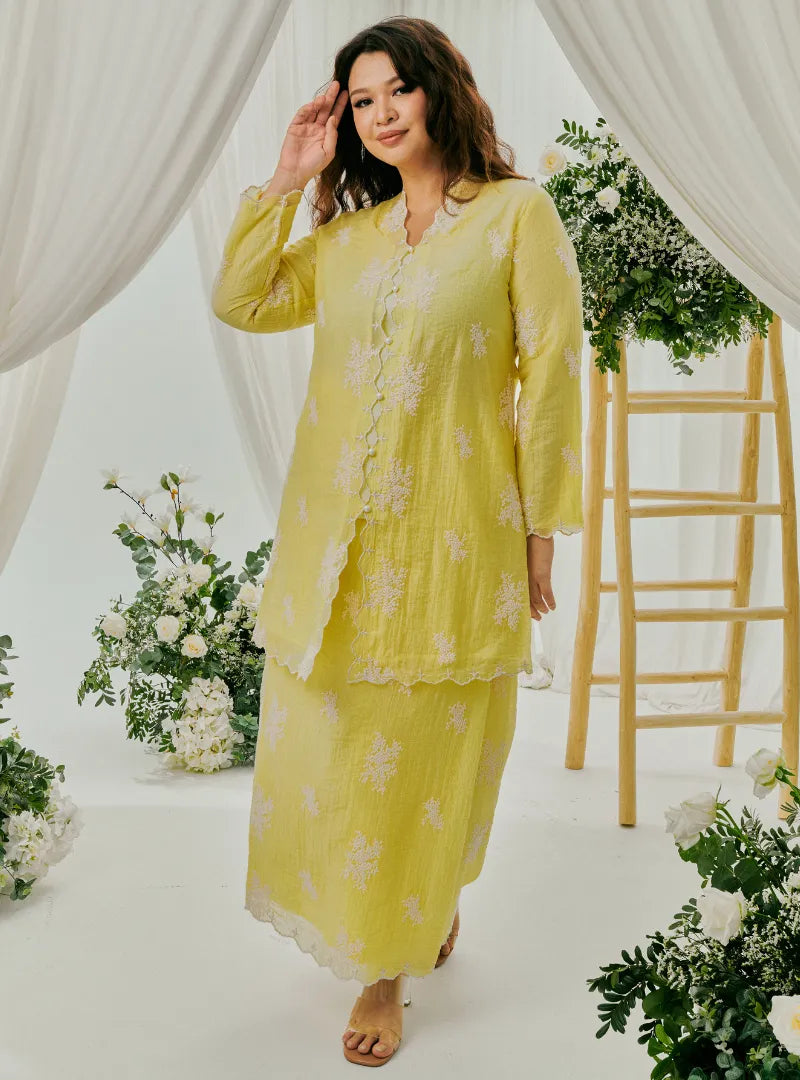 A woman dressed in Bomb Gold Tun Saloma Klasik Kebaya Kurung