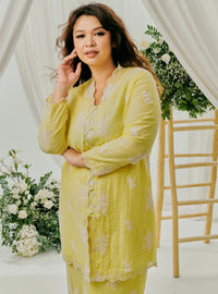 A woman dressed in Bomb Gold Tun Saloma Klasik Kebaya Kurung