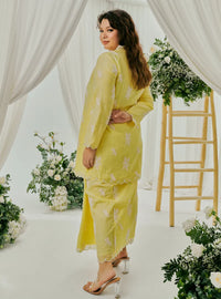 A woman dressed in Bomb Gold Tun Saloma Klasik Kebaya Kurung