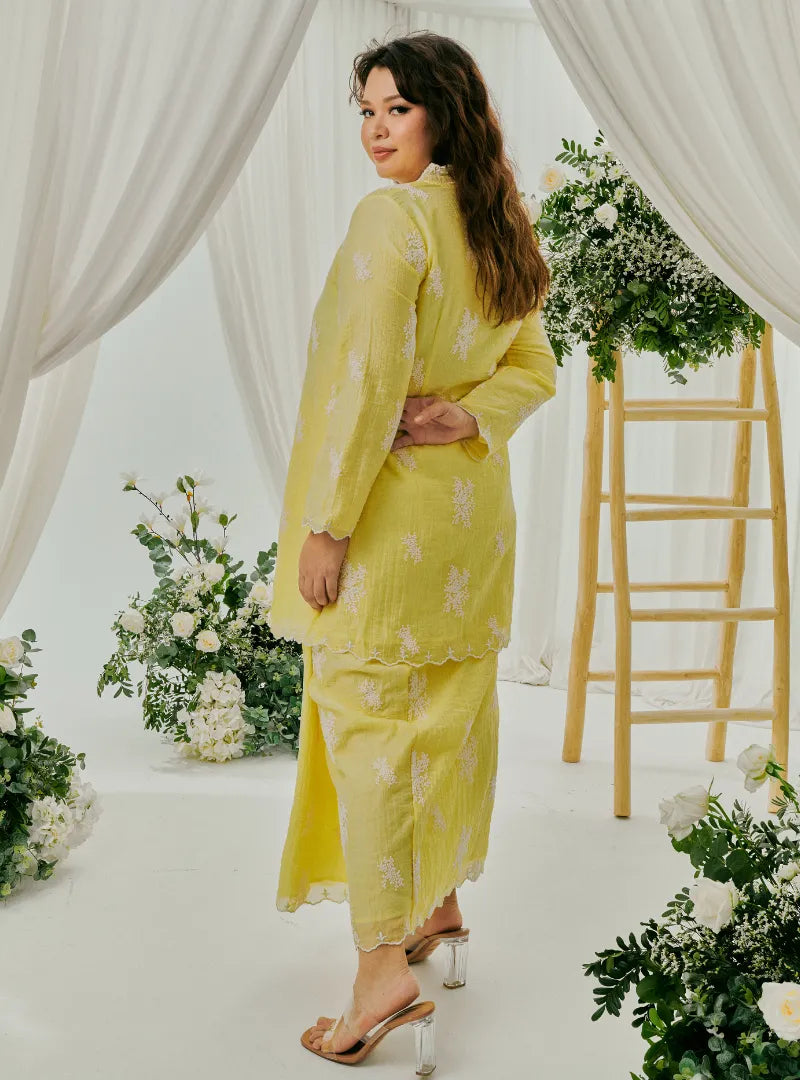 A woman dressed in Bomb Gold Tun Saloma Klasik Kebaya Kurung
