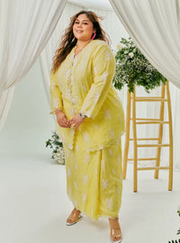 A woman dressed in Bomb Gold Tun Saloma Klasik Kebaya Kurung