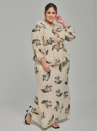 A woman dressed in Champagne Tun Khadeja Chiffon Wrap Kurung