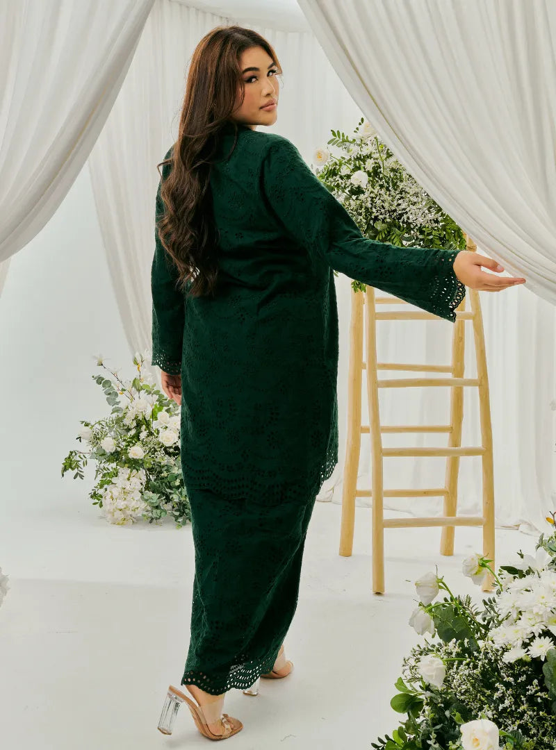 A woman dressed in Emerald Green Tun Sabrina Eyelet Kebarung
