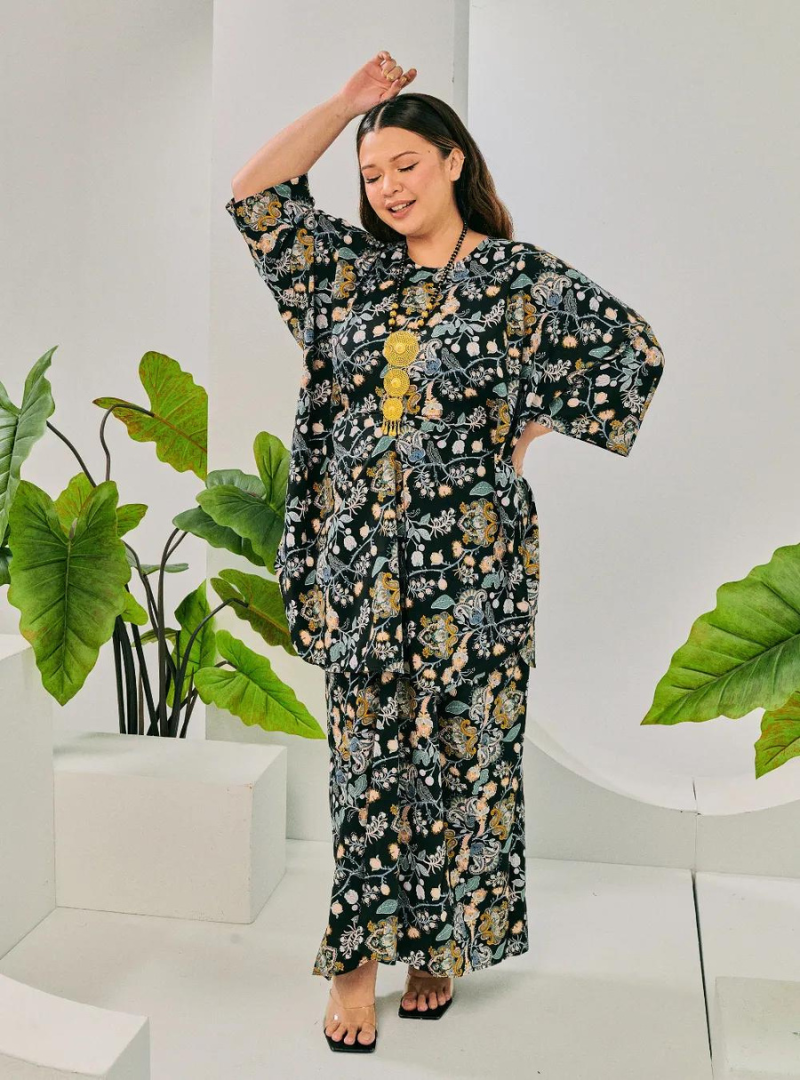 A woman dressed in Grey Ranting The Vintage Opah Kurung