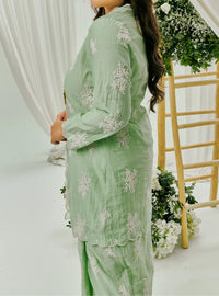 A woman dressed in Mint Green Tun Saloma Klasik Kebaya Kurung