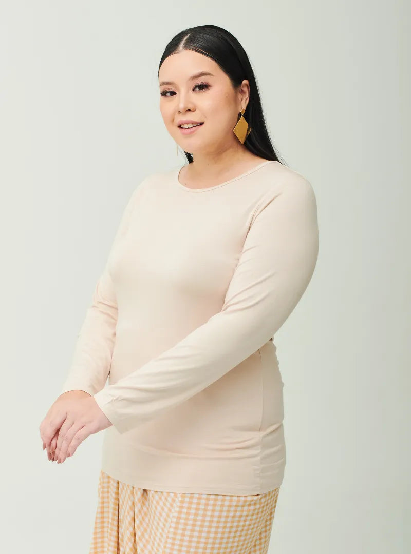 A woman dressed in Rice Cotton Basic Inner Top