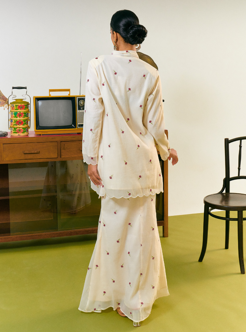 (BACKORDER) Tun Amara Roses Embroidered Kurung
