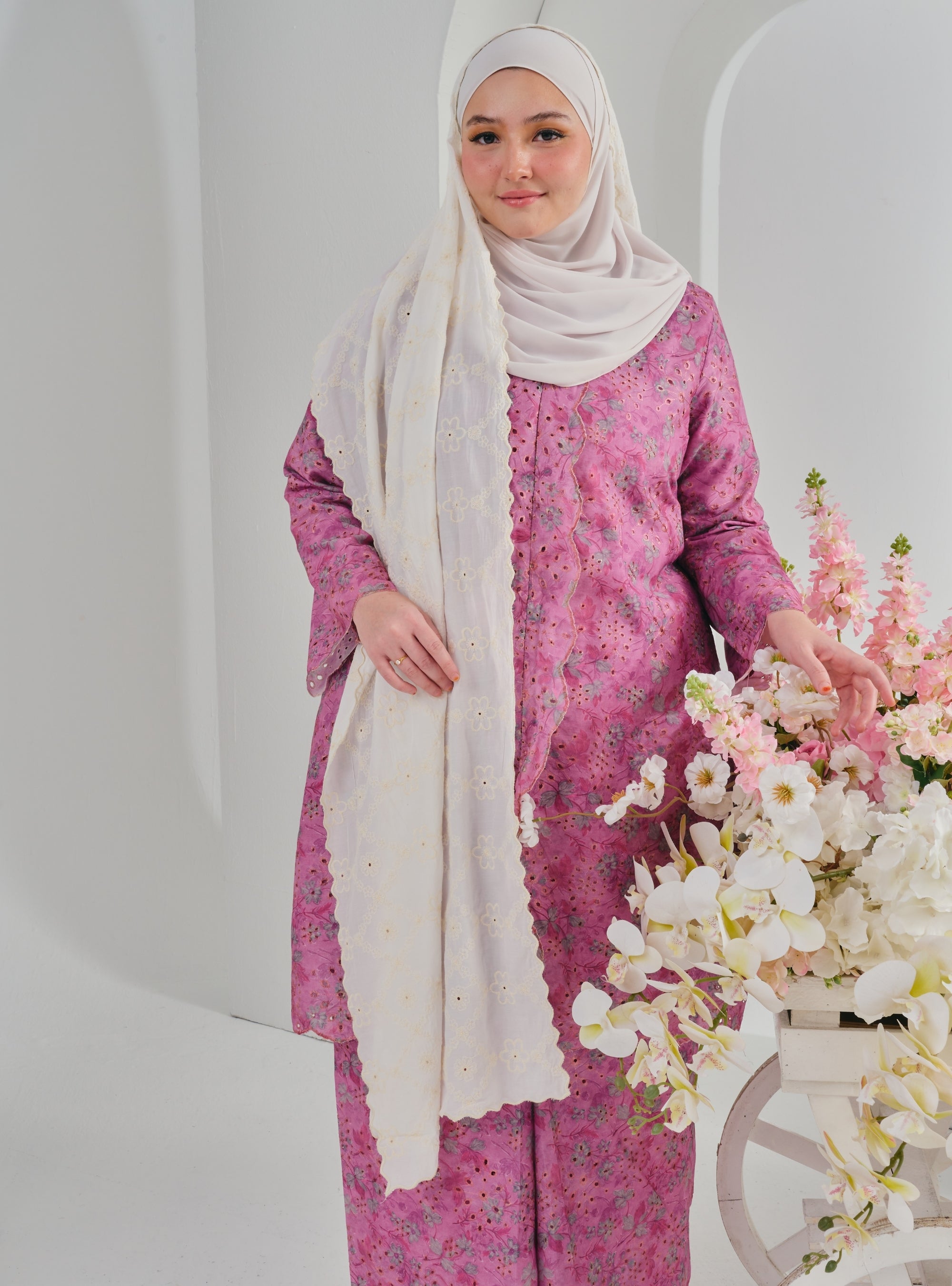 Bunga Karly Embroidered Kebarung - Pink