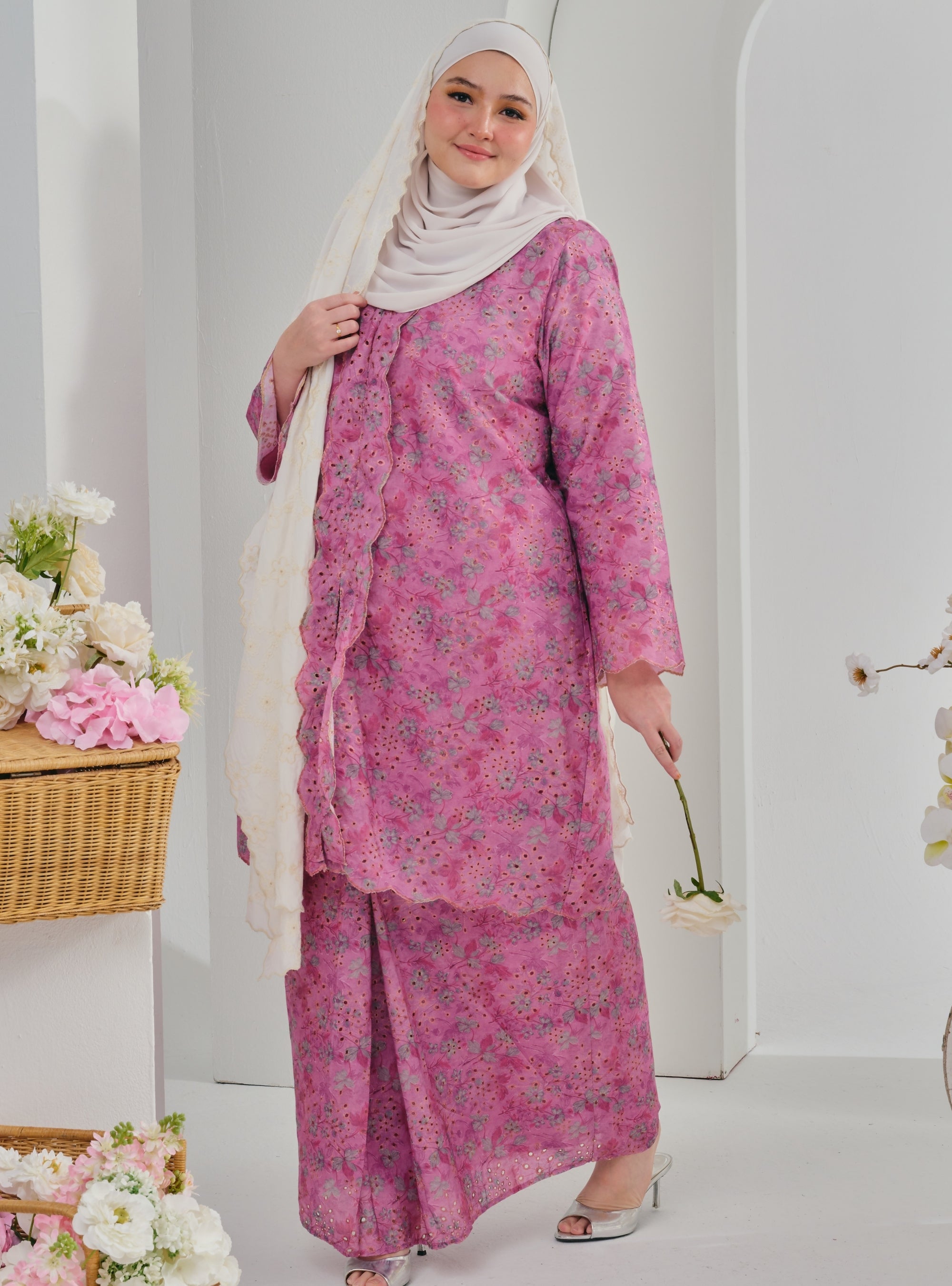 Bunga Karly Embroidered Kebarung - Pink