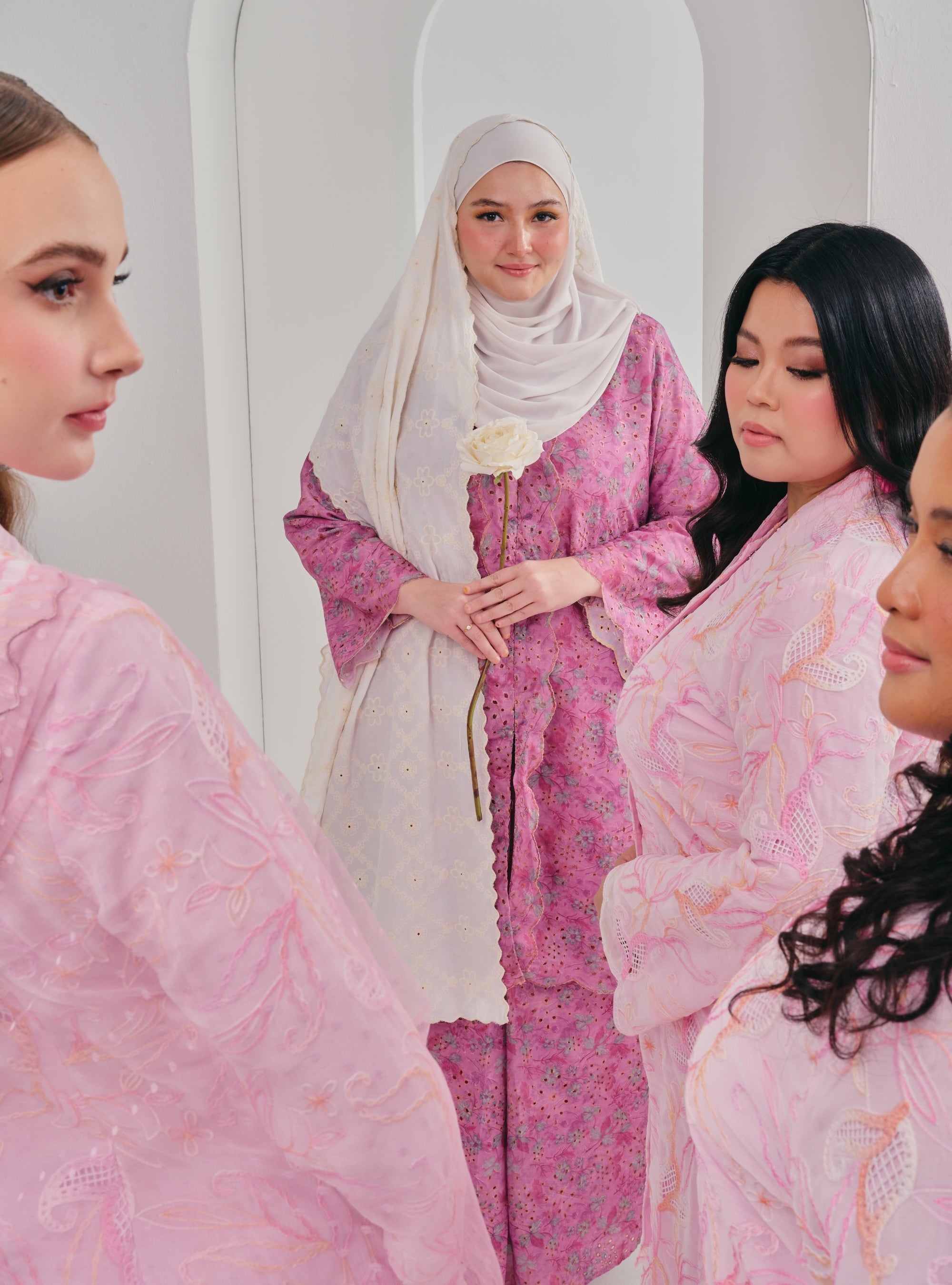Bunga Karly Embroidered Kebarung - Pink