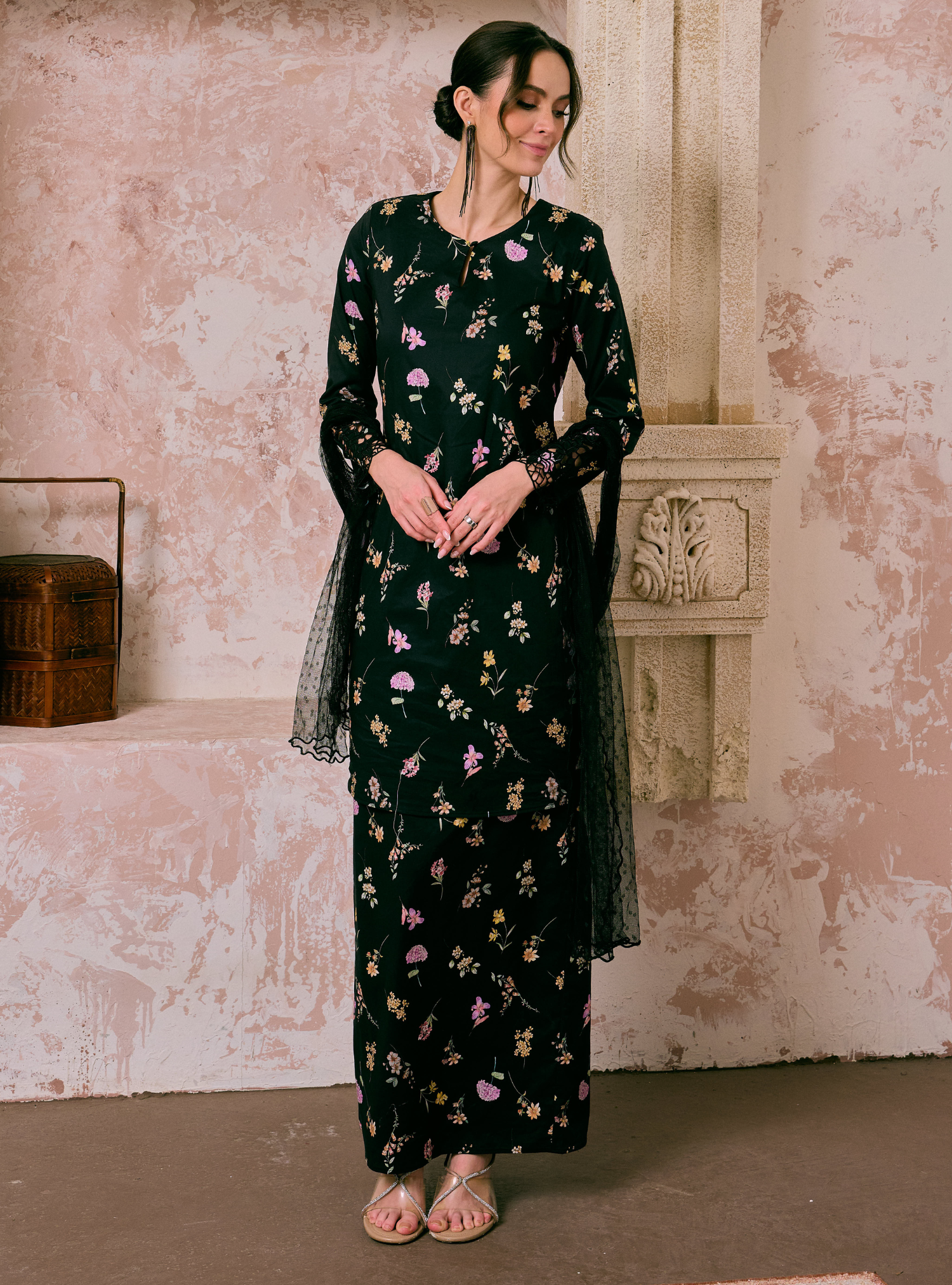 Santun Mia Kurung Pahang - Black Flower